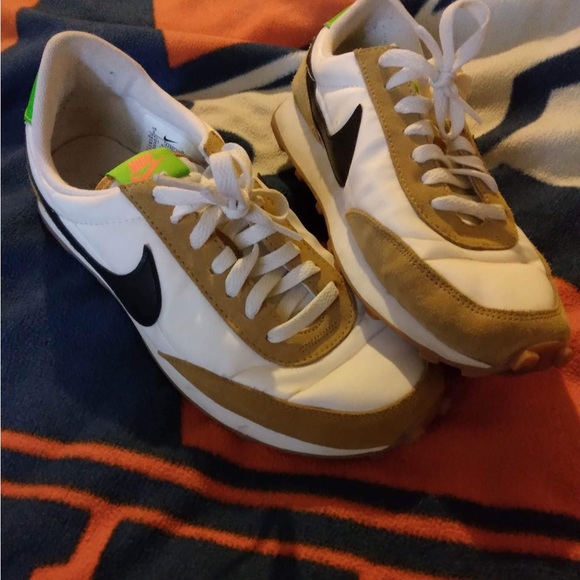 nike daybreak mustard